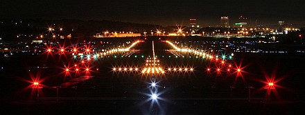 http://flightlife.files.wordpress.com/2010/04/runwaylights.jpg?w=440&h=167